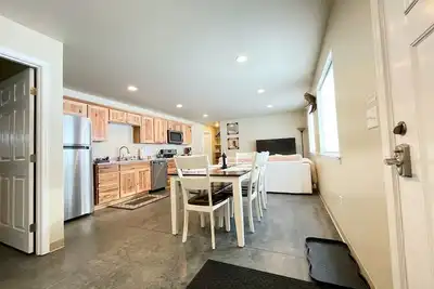 Image de New secluded and peaceful 1 bedroom Alaska hideaway apartment.