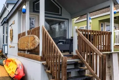 Image de Boat House - Right on the dock facing the historic Noyo Harbor and the Pacific ocean itself