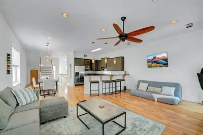 Image de Oceanside Getaway 1 block from beach - up to 10% off!