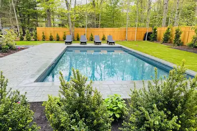 Image de Bright & Modern East Hampton Getaway with Pool & Hot Tub