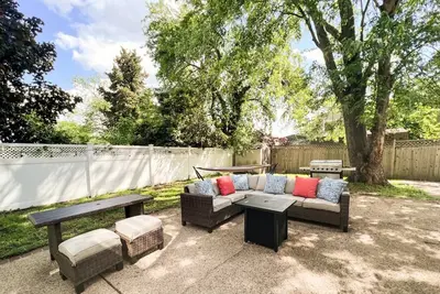 Image de Available for Cw 2025 Waterfront neighborhood, with fenced-in yard and dog-friendly