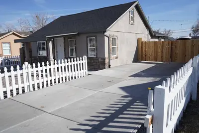 Image de Check this house out! ! It has a Hot Tub, Gas Fire Pit and Corn Hole!