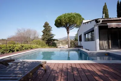 Image de Haut de villa avec piscine et jardin privé