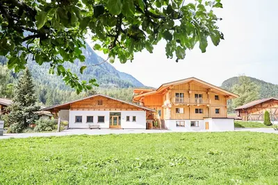Image de Tree trunk house with very large living and leisure area on approx. 240m2 living space!