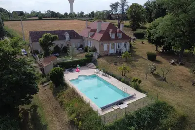 Image de Charmant gîte avec piscine partagée, terrasse et parking privé à deux pas de Moulins