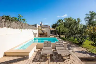 Image de Maison de campagne \"Finca Es Canyaret\" avec vue sur les montagnes, piscine et jardin.