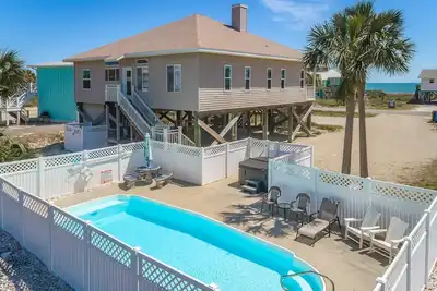 Image de Private Heated Pool, Hot Tub, 4 Br house across the street from the beach