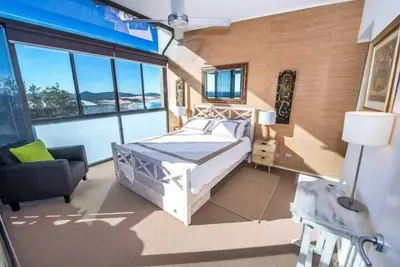 Image de Stunning views sunrise to sunset - walk to beach -