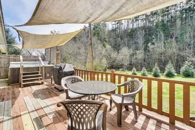 Image de 4 Mi to Dollywood! Smokies Basecamp w/ Yard