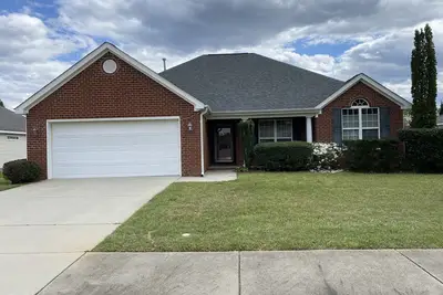 Image de Bright centrally located 3 bed/2 bath with fenced private yard