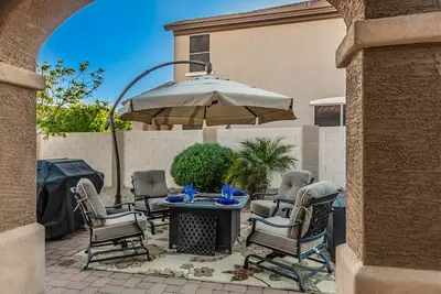 Gorgeous 3/2 Corner Lot with Firepit and Grassy Yard!