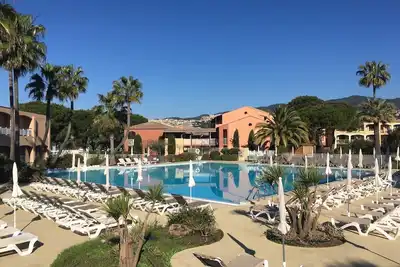 Image de Accueillant 3 pièces dans une résidence de tourisme avec piscine