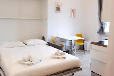 Image de Comfortable and bright studio apartment.