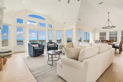 Image de Sale! Oceanfront Hgtv Dream Home! Hot Tub, Pool table, Game Room, Ocean Views!