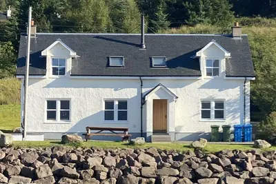 Image de Beautiful House in Scottish Highlands with mountains and sea view