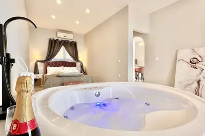Image de Nissaki Anemone Luxury Apartment with Jacuzzi