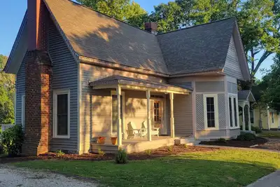 Image de Blue Rose Bungalow: Downtown vibe w/1896 charm. Lake Life. Gym. Kitchen. Parking