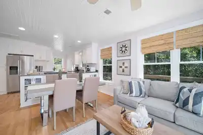 Image de The East Cooper Treehouse ~ 2 blocks to the beach!