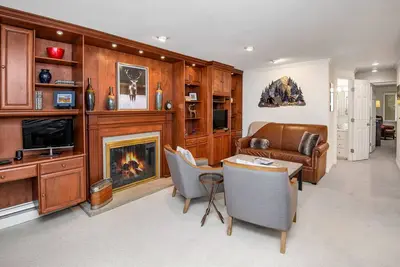 Image de Vail Village Condo, Walk to Golden Peak Lift/Ski School, Shops & Restaurants! !