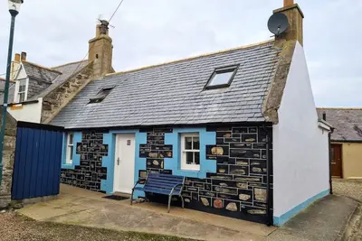 Image de Traditional cottage close to harbour and beach