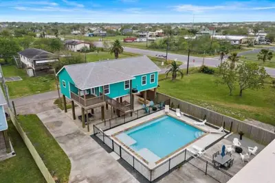 Image de Gorgeous Home with Expansive Pool & Game Room