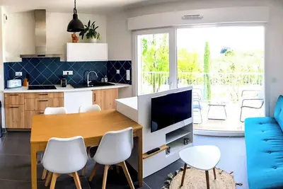Image de Superbe appartement, extérieur et 2 chambres. Parking privé
