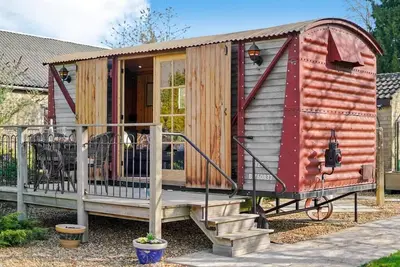 Unique Cotswolds Glamping, The Railway View in Cirencester with Parking & WiFi