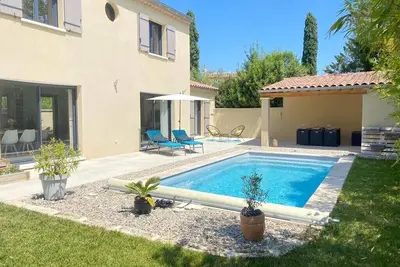 Image de 🏡 Escapade provençale : piscine & confort dans le parc régional des Alpilles 🌞