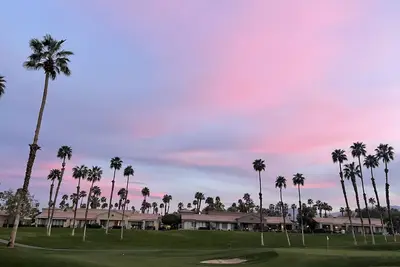 Image de Centrally located - Newly renovated Modern Condo