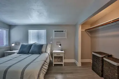 Image de Modern private in desirable neighborhood