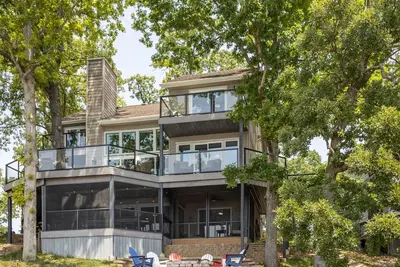 Image de Five Oaks Lakehouse - Luxurious Home with a Game Room and Lakeside Fire Pit!
