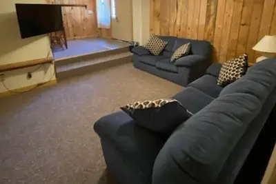 Image de Cozy 2 bedroom suite with living room. Close to hiking trails, ski resorts and family parks!