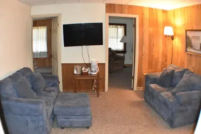 Image de Cozy 3 bedroom suite with living room. Close to hiking trails, ski resorts and family parks!