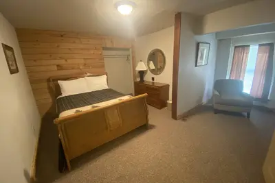 Image de Cozy suite with fireplace. Close to hiking trails, ski resorts and family parks!