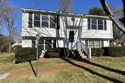 Image de Renovated ranch in Mettatuxet, great value