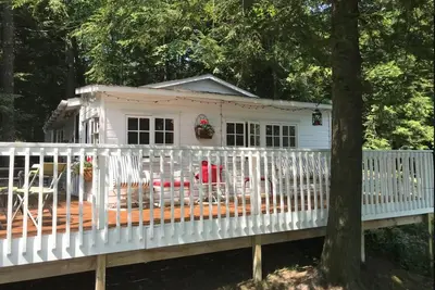 Image de Cozy cabin on quiet Bass Lake. Minutes from Downtown Traverse City!