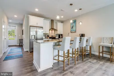 Image de New Luxury End Unit Townhouse has Balcony, Rooftop Terrace, Pool.