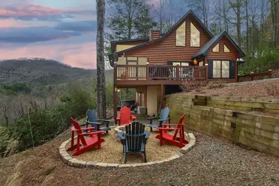 Image de Blue Ridge Cabin: Mountain Views: Couple's Paradise: Hot Tub: Fire Pit: Arcade