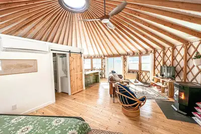 Image de Cozy Luxury Mountain View Yurt! Hot Tub, WiFI, A/C and Shower! !