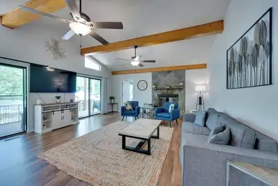 Image de 'Liberty Lodge': Lakefront Cottage w\/ Porch & Dock