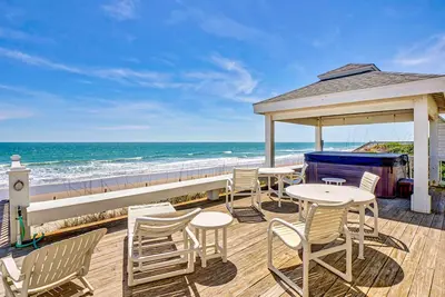 Image de Bright ‘Surf City Heart’ Home w/ Private Hot Tub!
