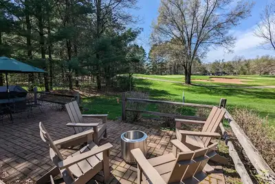 Image de Greenside on Lake Arrowhead Golf open floor plan, great location, Golden Tee\n