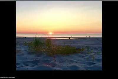 Image de Steps to sand! Cozy cottage on 1 of the 6 sts. on the ocean side. “The Island”