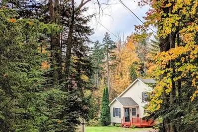 Image de Beautiful private wooded cabin minutes from Mt. Snow & Stratton w\/ Tesla charger