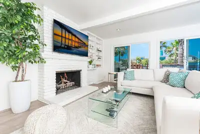 Image de Just Listed! Sleek & Spacious Single-Family Home *w/ 2 Patios* in the Center of Newport!