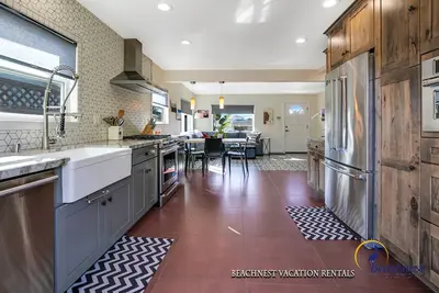 Image de Enjoy Blue Evo. Newly remodeled, private back yard, new Hot tub, Pet Friendly, walk to the beach