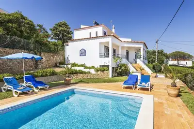 Image de Villa Casa Moura avec vue sur les montagnes, piscine et Wi-Fi.