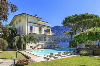 Image de Villa de classe avec piscine et un beau jardin au bord du lac! Villa Laurenza