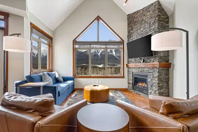 Image de Luxury Mountain View Penthouse - Sleeps 8 | Resort Perks!