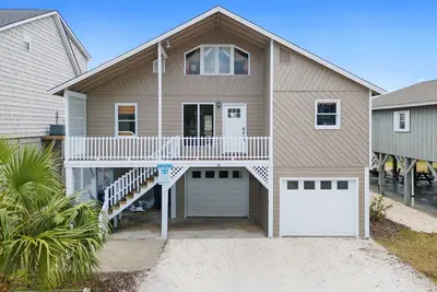 Image de Isle Of A Time at Ocean Isle Beach, Canal front with Boat slip